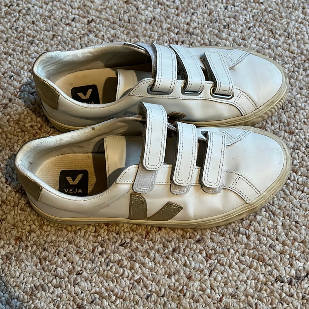 Veja Size 6